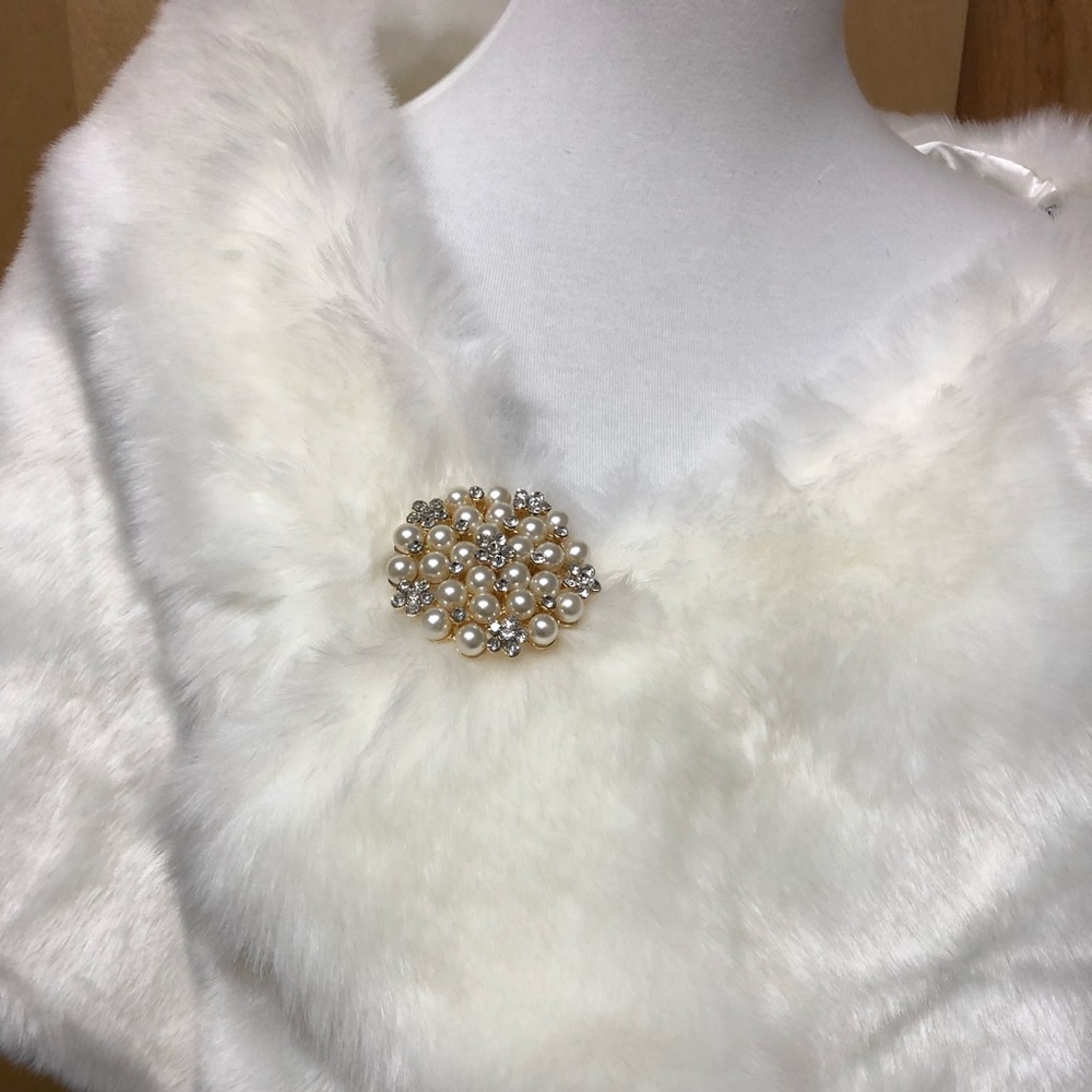 Ivory Faux Fur Stole with Brooch- Never Worn